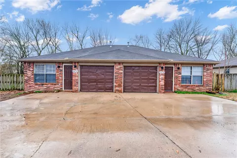1673 E 1675 Evalyn Cir, Fayetteville, AR 72701