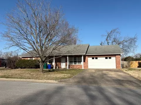2822 Highland Dr, Rogers, AR 72756