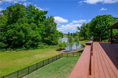 111 NE Lake Forest Ln, Bentonville, AR 72712
