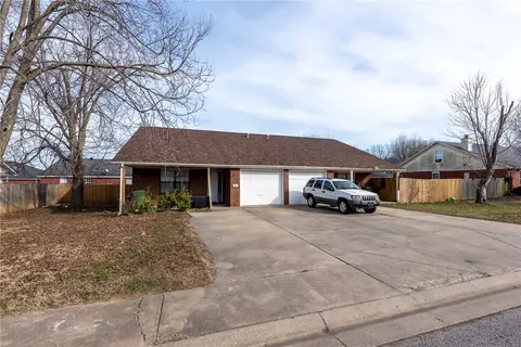 2011 S 2013 S G St, Rogers, AR 72758