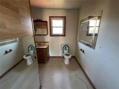 Bath - 446 Steamboat Dr, Norfork, AR 72658 photo 1 of 2