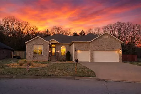 656 Foothills Dr, Fayetteville, AR 72701