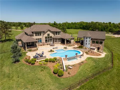 887 1st Ave, Gentry, AR 72734