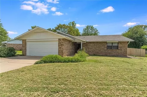 303 Indian Trl, Springdale, AR 72764