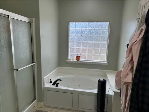 Bath - 40 Daniel Dr, Conway, AR 72032 photo 1 of 4