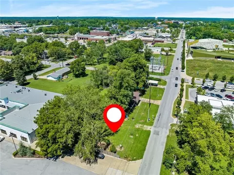 1006 S Main St, Bentonville, AR 72712