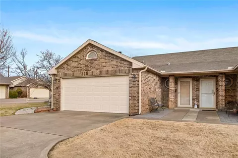 1020 W Cypress St, Rogers, AR 72756