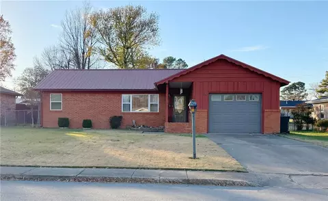 806 Gwenn St, Springdale, AR 72762