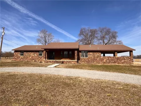 15318 W Jones Rd, Tahlequah, OK 74464