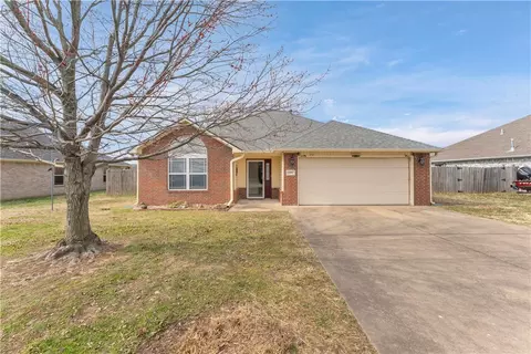 545 Red Oak St, Gentry, AR 72734