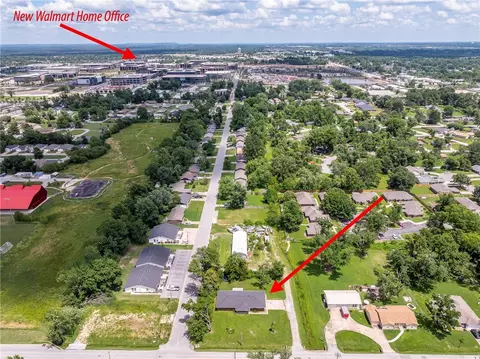 1011 SE C St, Bentonville, AR 72712