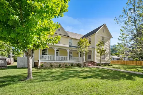 102 W Bush St, Prairie Grove, AR 72753