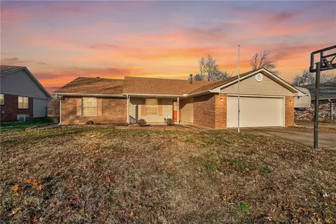 910 26th St, Rogers, AR 72756