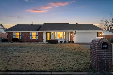 1518 W Magnolia St, Rogers, AR 72758