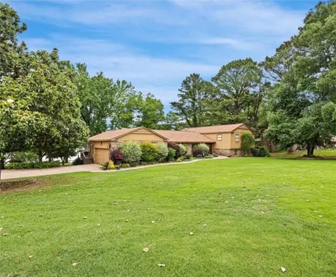 214 N Shore Dr, Russellville, AR 72802