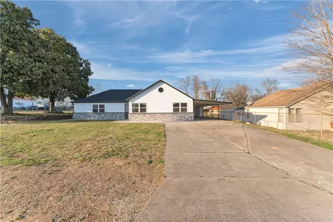 402 Phillips Ave, Huntsville, AR 72740