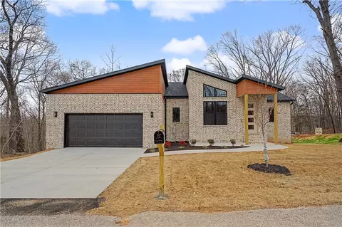 2 Celtic Ln, Bella Vista, AR 72714