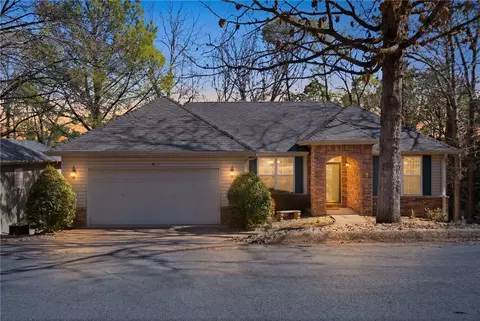 6 E Williamsburg Ln, Bella Vista, AR 72715