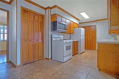 Kitchen - 205 Cloos Cir, Ozark, AR 72949 photo 2 of 3