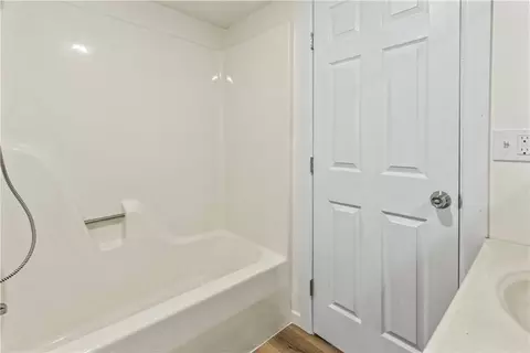 Bath - 704 Beverly Dr, Harrison, AR 72601 photo 4 of 5