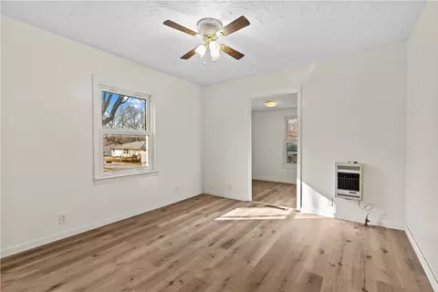 Living - 704 Beverly Dr, Harrison, AR 72601 photo 4 of 4