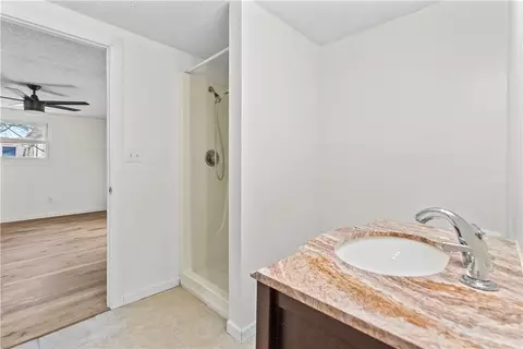 Bath - 704 Beverly Dr, Harrison, AR 72601 photo 2 of 5
