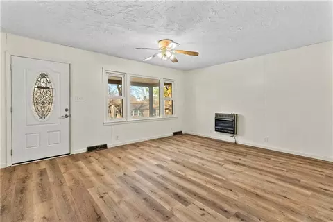 Living - 704 Beverly Dr, Harrison, AR 72601 photo 2 of 4