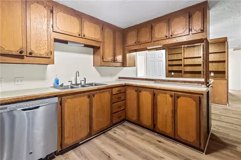 Kitchen - 704 Beverly Dr, Harrison, AR 72601 photo 2 of 3