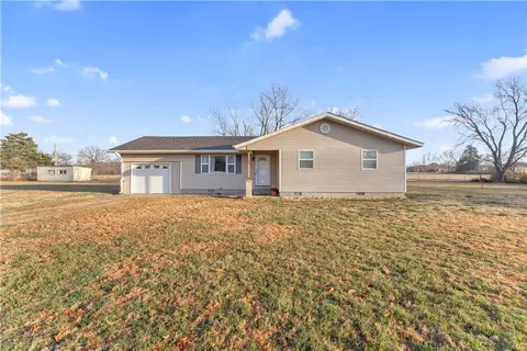 215 Oakcrest Rd, Siloam Springs, AR 72761