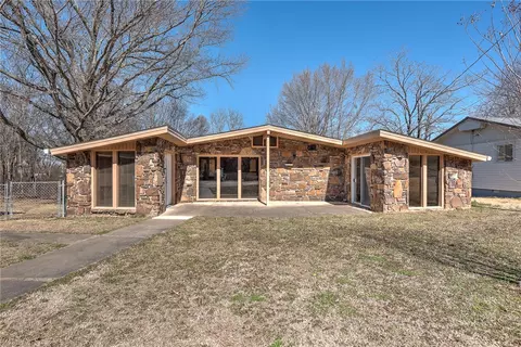 73 W Ozark Trl, Fayetteville, AR 72701