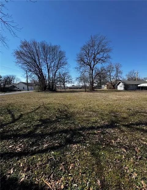 102 W 2nd St, Gentry, AR 72734
