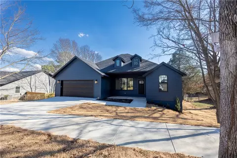 2801 W Rutledge Ln, Fayetteville, AR 72704