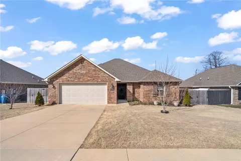 817 Brook St, Gentry, AR 72734