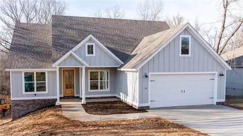 30 Merritt Dr, Bella Vista, AR 72714