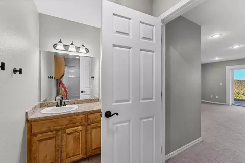 Bath - 22490 Derik Rd, Springdale, AR 72764 photo 4 of 5