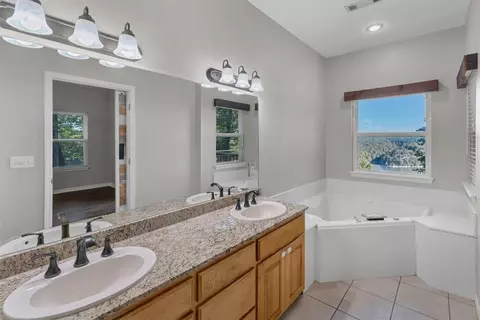 Bath - 22490 Derik Rd, Springdale, AR 72764 photo 3 of 5