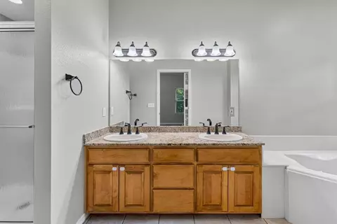 Bath - 22490 Derik Rd, Springdale, AR 72764 photo 2 of 5