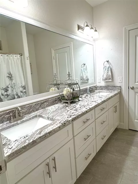 Bath - 1307 Valle Ln, Springdale, AR 72762 photo 5 of 13