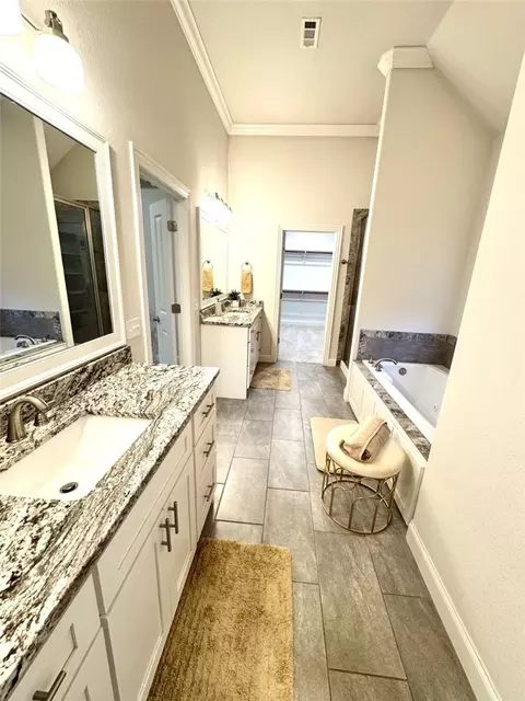 Bath - 1307 Valle Ln, Springdale, AR 72762 photo 2 of 13