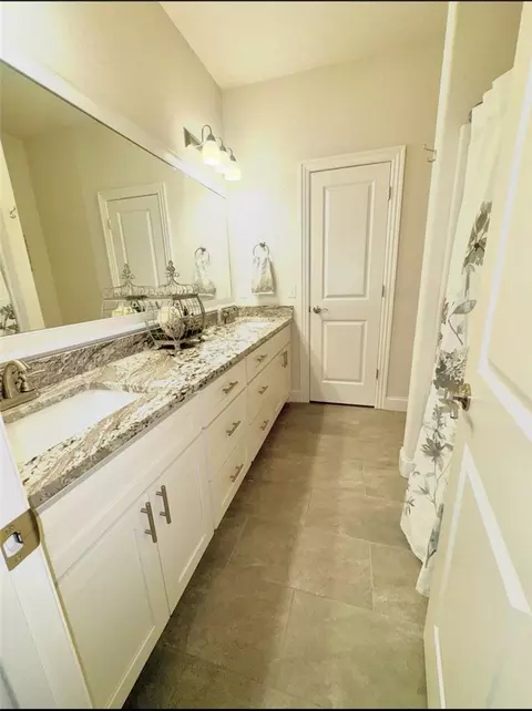 Bath - 1307 Valle Ln, Springdale, AR 72762 photo 12 of 13
