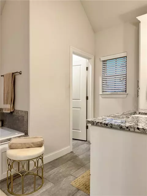 Bath - 1307 Valle Ln, Springdale, AR 72762 photo 10 of 13