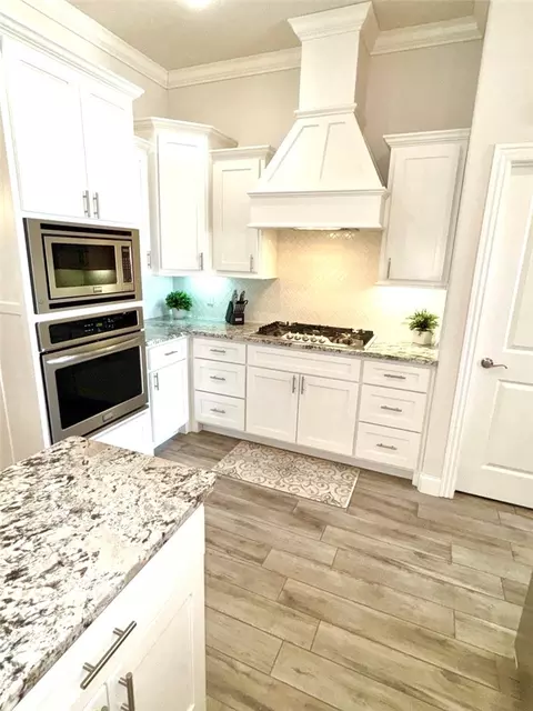Kitchen - 1307 Valle Ln, Springdale, AR 72762 photo 5 of 6