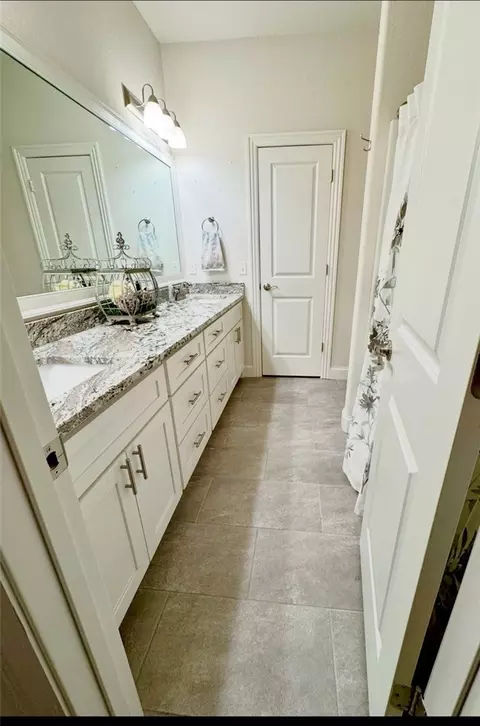 Bath - 1307 Valle Ln, Springdale, AR 72762 photo 6 of 13