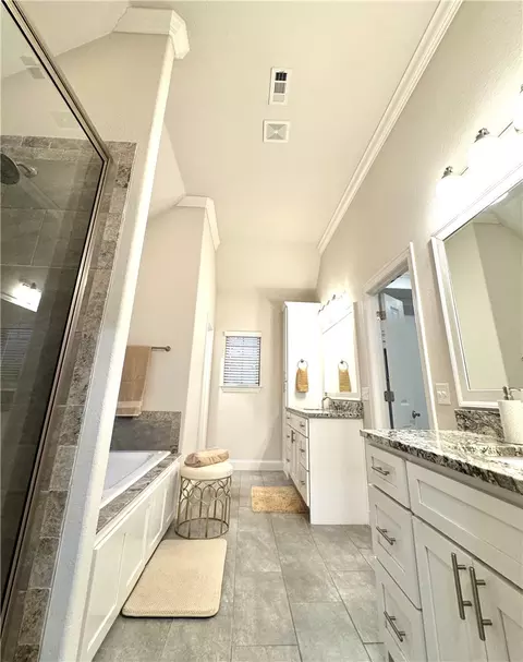 Bath - 1307 Valle Ln, Springdale, AR 72762 photo 11 of 13