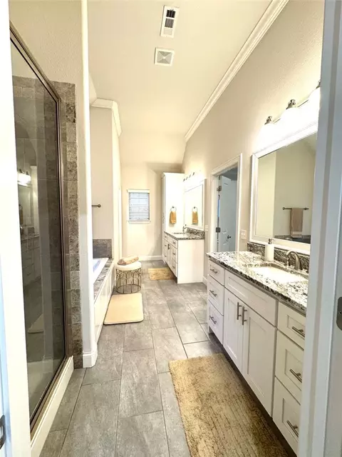 Bath - 1307 Valle Ln, Springdale, AR 72762 photo 9 of 13