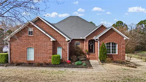 307 Autumnwood Dr, Russellville, AR 72802