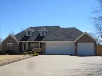 2 Mccollough Ln, Bella Vista, AR 72715