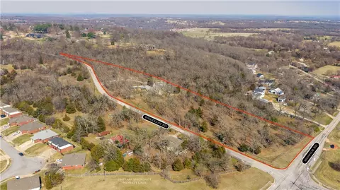 843 Woodcliff Rd, Springdale, AR 72764