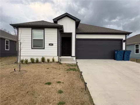 207 Pinwheel St, Gentry, AR 72734
