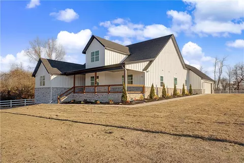 711 Evening Star Rd, Bentonville, AR 72713